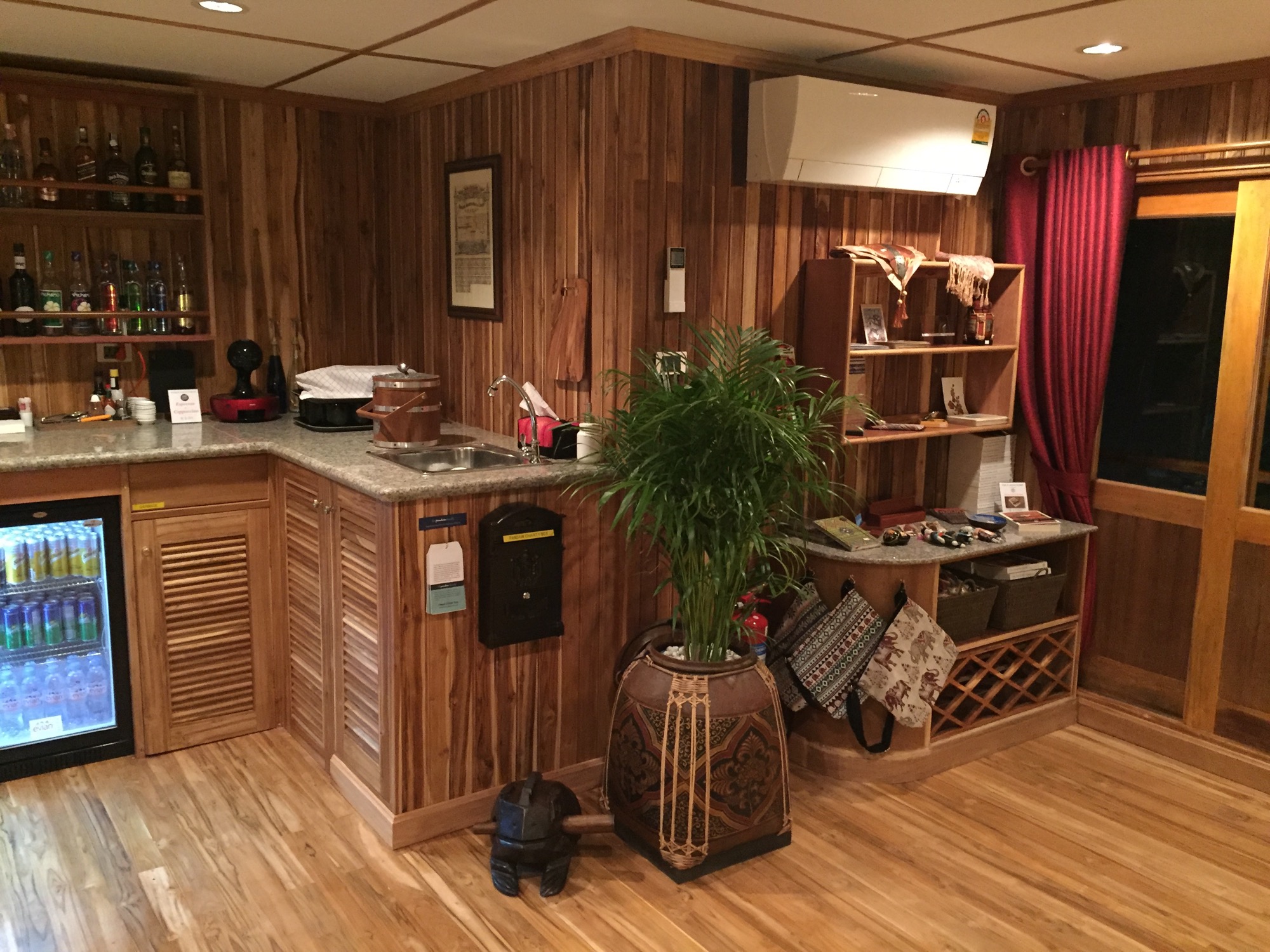 Pandaw RV Champa Pandaw Bar Lounge 4.jpg